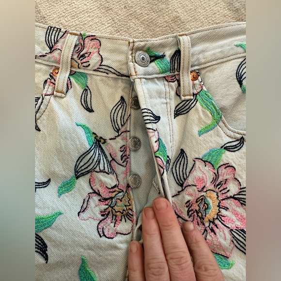 Levi’s Women’s 501 Hella Bloom Floral Embroidered High Rise Shorts (Size 30) - Picture 5 of 10